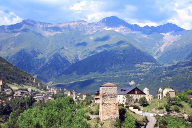 Antik taş Svanetian kuleleri ve yüksek Kafkas Dağları, Mestia Köyü, Svaneti bölgesi, Georgia