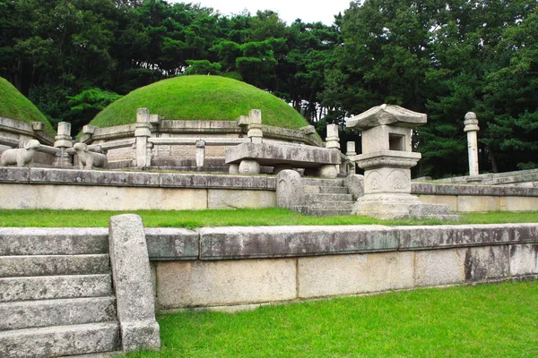 Могили Короля Мавзолею Імперської Родини Konmin Ван Династія Koryo Століття — стокове фото