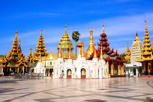 Shwedagon Zedi Daw 大金塔 缅甸仰光的金色佛塔 蓝蓝的天空背景上 — 图库照片