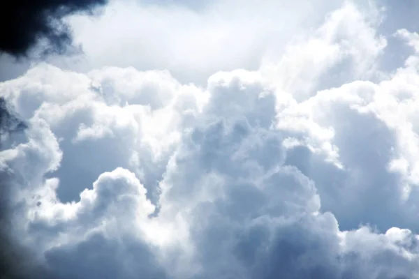 Güzel Gökyüzü Arka Plan Ile Fırtınalı Cumulonimbus Beyaz Bulutlar Güneş — Stok fotoğraf