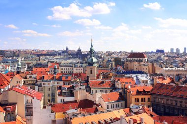 Eski Şehir Meydanı, Prague, Çek Cumhuriyeti eski evler. Kuleden astronomik saat ile göster