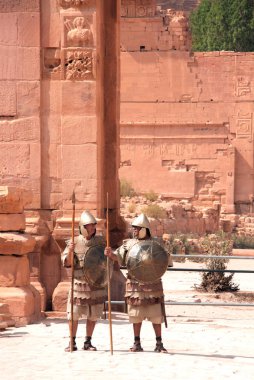 Petra, Jordan, 17 Ekim, 2018: iki adam nabataean savaşçıların kostümleri mızrak ve kalkan ünlü Petra (Red Rose City), Jordan giymiş