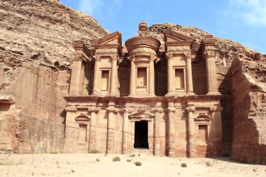 Cephe ünlü antik manastır Petra (Red Rose City), Jordan reklam Deir. UNESCO Dünya Miras Listesi