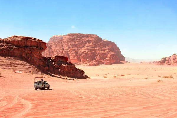 ヨルダンのワディラム砂漠でジープ サファリ 車で観光客が美しい岩の間砂のオフロードに乗る — ストック写真