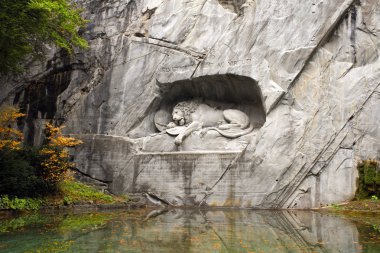 Lucerne, İsviçre - 8 Ekim, 2013: aslan anıt ünlü ölüyor