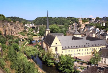 Komün ve kasaba Larochette, Mersch kantonu, St Jean du Grund ve Abbey de Neumunster kilisesi havadan görünümü, Lüksemburg şehir, Avrupa