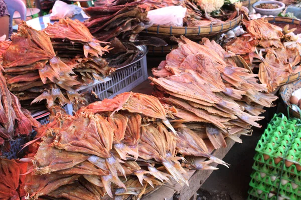 干し魚 ミャンマー ヤンゴン朝市に塩辛い魚 — ストック写真