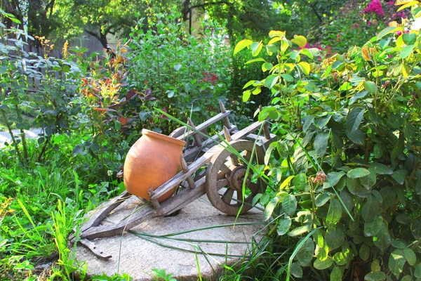 Carro Decorativo Vecchio Rustico Legno Con Vaso Argilla Aiuola Giardino — Foto Stock