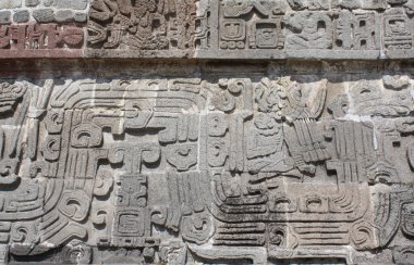 Kolomb öncesi Maya uygarlığı Xochicalco, Meksika 'daki Tüylü Yılan Tapınağı' nın Amerikan Kızılderili kabile reisi ile kabartma kabartması. UNESCO dünya mirası sahası