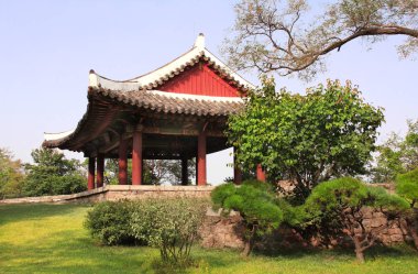 Moran Hill (Moranbong, Kymsu), Pyongyang, Kuzey Kore bahçede geleneksel tarzda Pavillion