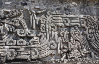 Bir Kızılderili kabile reisi ve Tanrı Quetzalcoatl, Kolomb öncesi Maya uygarlığının, tapınak Xochicalco, Meksika için tüylü yılanın ile oyma kısma. UNESCO Dünya Miras Listesi
