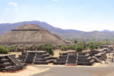 Piramit Moon güneş Piramidi ve Avenue of öldü, Teotihuacan eski tarihi şehir, Meksika, Kuzey Amerika doğru görüntüleyin. UNESCO Dünya Miras Listesi