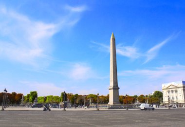 Place de la Concorde Paris, Fransa, Avrupa'nın üzerinde hiyeroglif ile Mısır Luksor Dikilitaşı