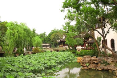 Köşk, nilüferler ve mütevazi yöneticinin Bahçe Suzhou, Çin için Bridge'de gölet. Yaz günü