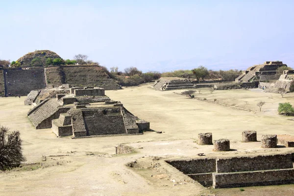 Üstten Görünüm kutsal yer Monte Alban, Oaxaca, Meksika, Kuzey Amerika Maya piramitleri kalıntıları üzerinde. UNESCO Dünya Miras Listesi