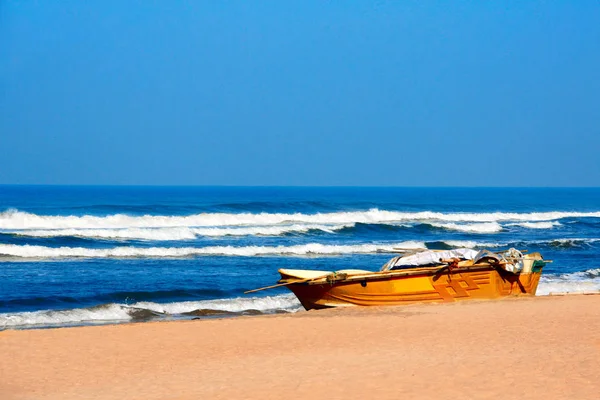 Balıkçı teknesi, kum plaj, Hint Okyanusu, Sri Lanka — Stok fotoğraf