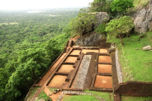 Ruínas da fortaleza em Sigiriya Rock, Sri Lanka — Fotografia de Stock