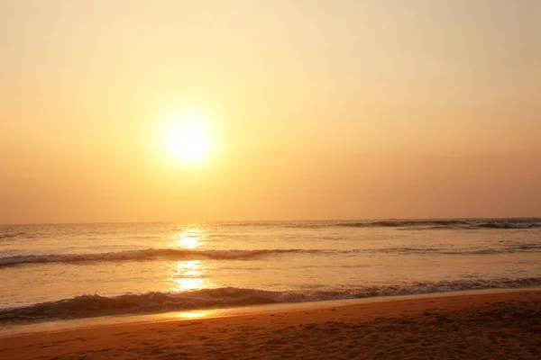 Zonsondergang, oceaan golven en strand, Indische Oceaan, Sri Lanka — Stockfoto