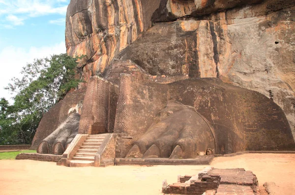 Lion staircase with stone paws, Sigiriya Rock (Lion Rock), Sri L — Stock Photo, Image