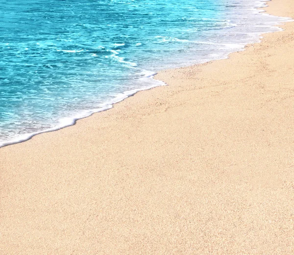 Doux océan bleu vague sur la plage de sable — Photo
