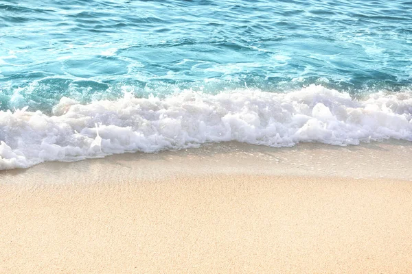Weiche blaue Ozeanwelle am Sandstrand — Stockfoto