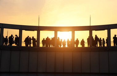 Umeda Sky Building, Osaka, JAP gözlem güvertesinde insanlar