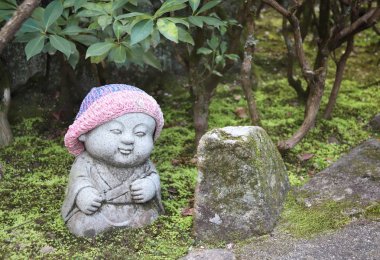 Bir örme şapka gülümseyen jizo taş heykeli, Miyajima, Japonya