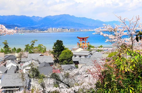 Puerta Torii flotante, Santuario de Itsukushima, isla de Miyajima, Japón — Foto de Stock