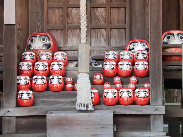 Bonecas de daruma japonesas tradicionais em um santuário, Kurashiki, Japão — Fotografia de Stock