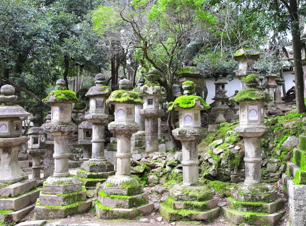 Velhas lanternas de pedra no Kasuga Grand Shrine, Nara Japão — Fotografia de Stock