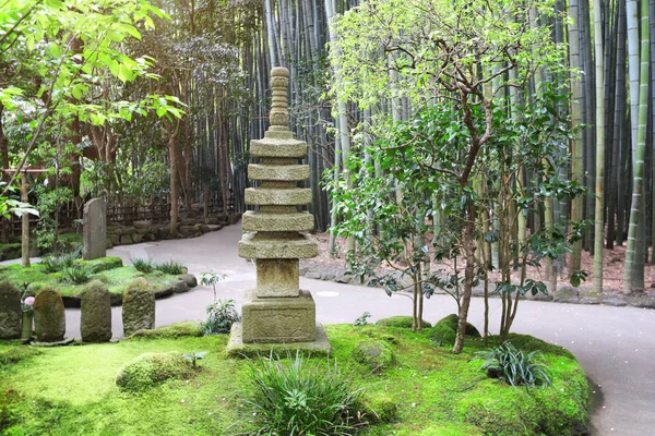 Pagoda de piedra y jardín de bambú, templo Hokokuji, Kamakura, Japón — Foto de Stock