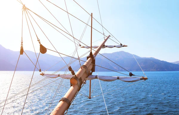 Luce del sole in mare su un'alta nave classica barca a vela — Foto Stock