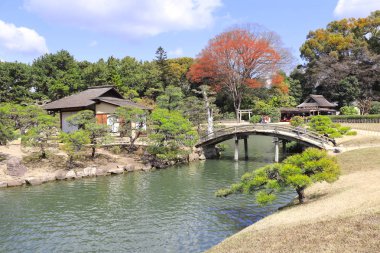 Koishikawa Korakuen bahçesinde dekoratif köprü, Okayama, Japonya