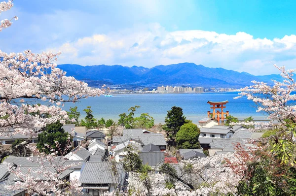 Puerta Torii flotante, Santuario de Itsukushima, isla de Miyajima, Japón — Foto de Stock