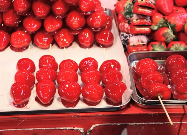 Karamellisierte Erdbeeren, Straßenmarkt in Chinatown, Kobe, Japan — Stockfoto