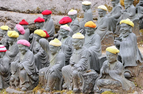 Stone Ksitigarbha szobrok Daishouin templomban, Miyajima sziget, — Stock Fotó