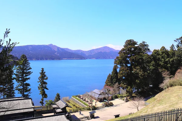 Lago Ashi volcánico y monte sagrado Fuji, Hakone, Japón — Foto de Stock