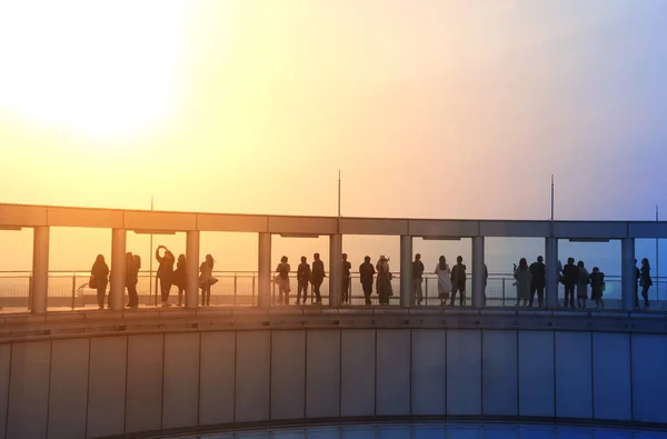 Personnes sur la plate-forme d'observation du bâtiment Umeda Sky, Osaka, Jap — Photo
