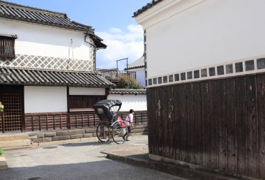 Geleneksel Japon evleri ile sokakta Rickshaw, Bikan distr