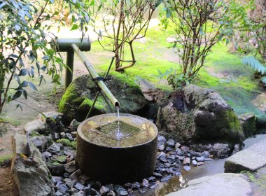 Ryoanji Tapınağı'ndaki Tsukubai taş lavabosu, Kyoto, Japonya