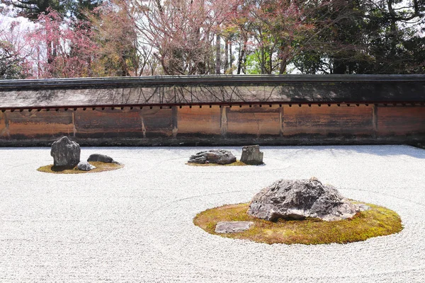 Sete pedras no Rock Garden, no Templo Ryoanji, Kyoto, Japão — Fotografia de Stock