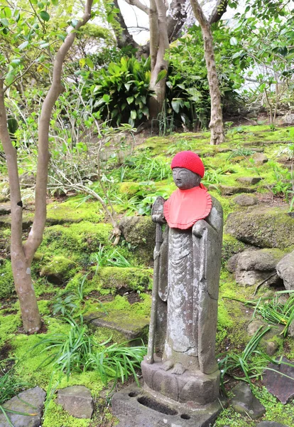 Sten staty av Jizo i Stickad mössa, Miyajima, Japan — Stockfoto