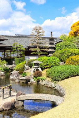 Koishikawa Korakuen garde dekoratif köprü ve taş fener