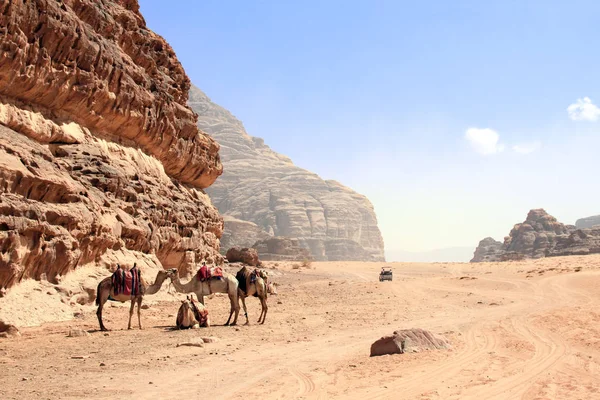 Wadi Rum çölünde araba safarisi, Ürdün — Stok fotoğraf