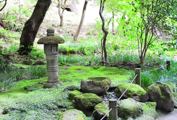 Farol de piedra, templo Hokokuji, Kamakura, Japón — Foto de Stock