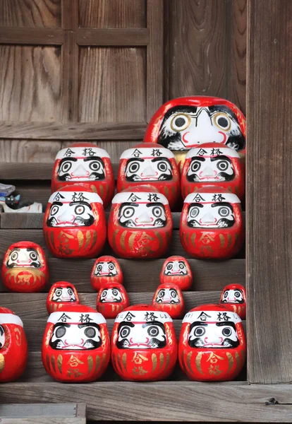 Muñecas tradicionales japonesas daruma en un santuario, Kurashiki, Japón —  Fotos de Stock