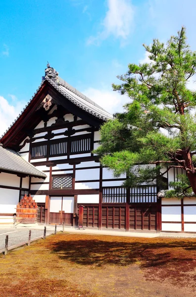 Pavilhão antigo no complexo Rokuon-ji, Kyoto, Japão — Fotografia de Stock