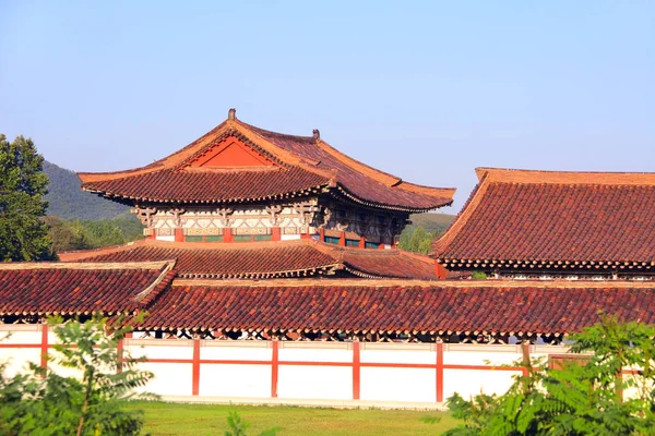 Pabellones en el monasterio budista Pohyon, Corea del Norte (RPDC) ) — Foto de Stock