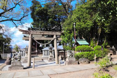 Şinto tapınağında Ortaçağ taşı Torii kapısı, Bikan ilçesi, Kura