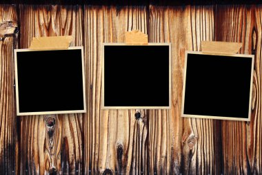 Eski ahşap duvarda üç retro fotoğraf